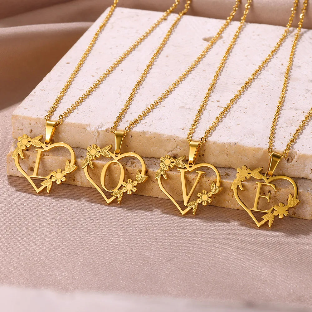 Colar de Iniciais Douradas com Flor Delicada shopjponline.com