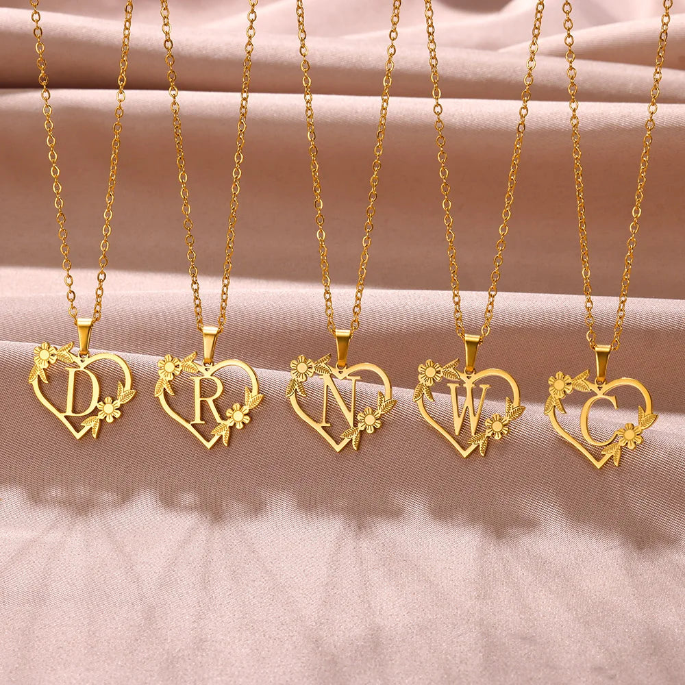Colar de Iniciais Douradas com Flor Delicada shopjponline.com