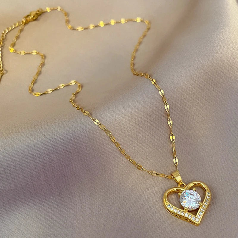 Colar Elegância de Gemas  Pingente de Lábios em Aço Dourado para Ela" shopjponline.com