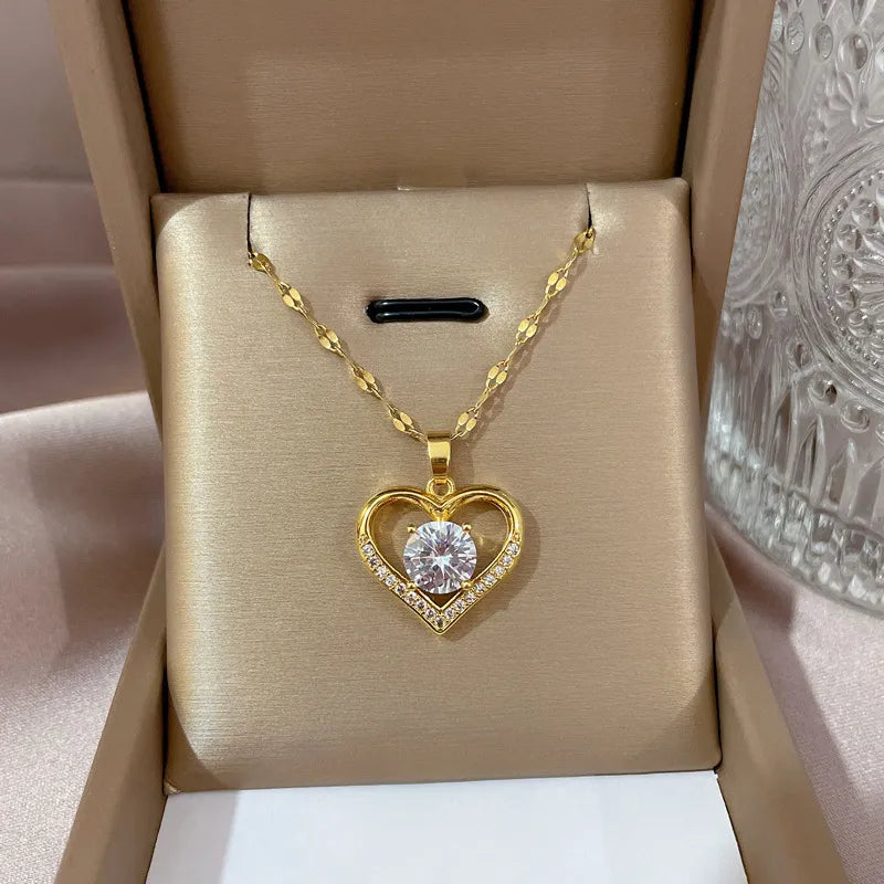 Colar Elegância de Gemas  Pingente de Lábios em Aço Dourado para Ela" shopjponline.com